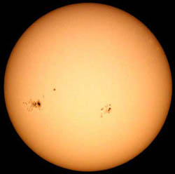 фотография диска солнца. заметно потемнение диска к краю, видны пятна