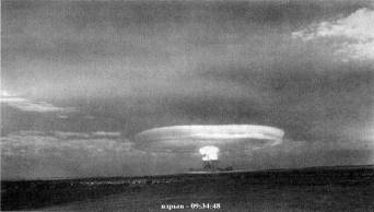 ядерный гриб образовавшийся после взрыва ядерной бомбы. тоцкий полигон