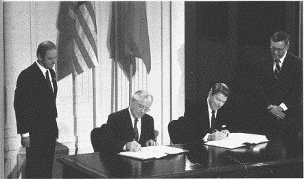 м.с. горбачев и р. рейган подписывают договор о ликвидации ядерных ракет средней дальности