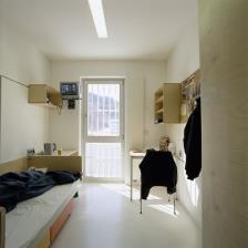 зображення житлової кімнати на одну особу. justiz zentrum leoleben. леолебен.австрія